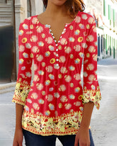 V-ringad blus med knapp i tryck och 3/4-ärm